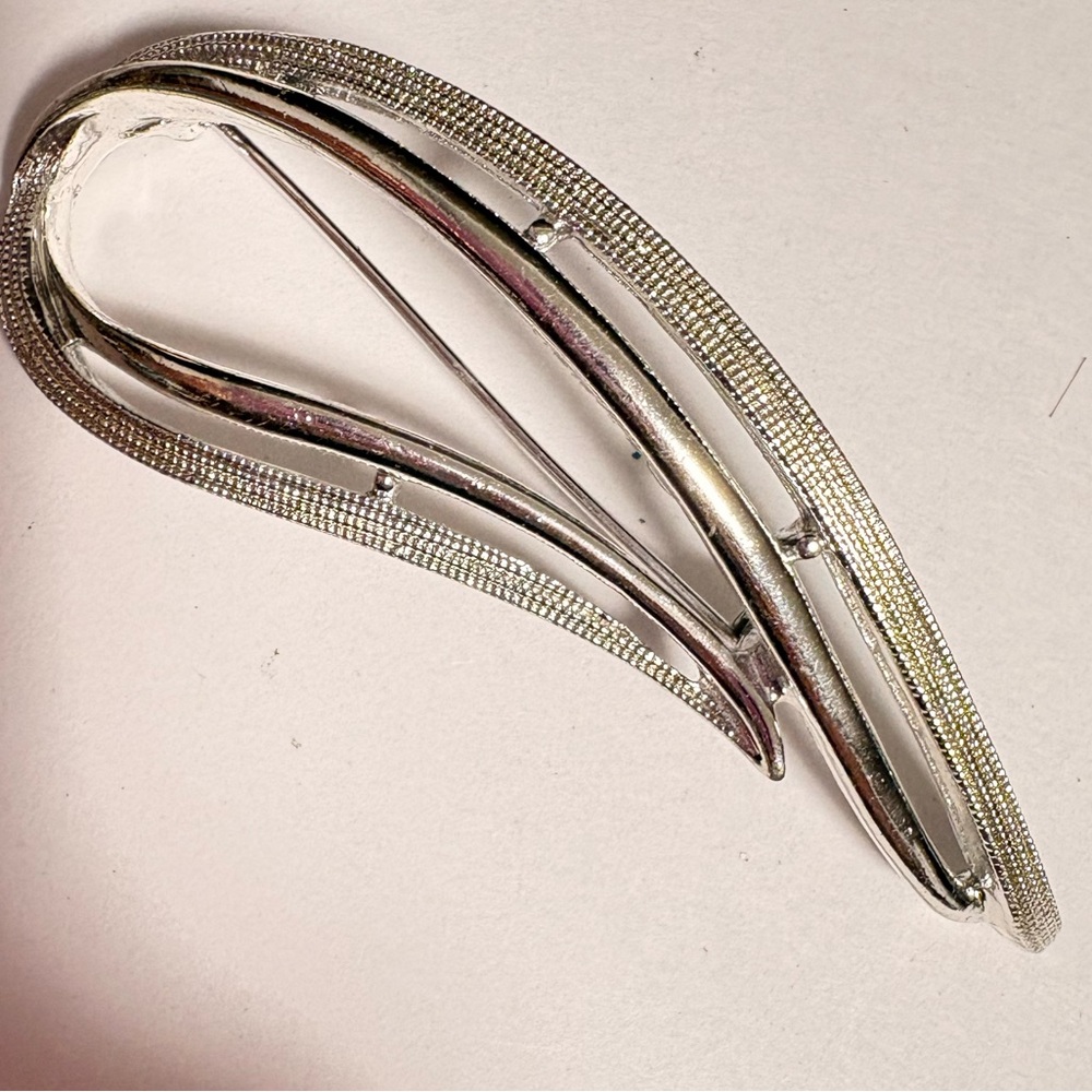 Sarah Coventry Elegant Silver-Toned loop Brooch